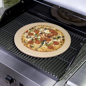 Set pietra refrattaria Char-Broil (Ø 38 cm) con pizza su grill, incl. pala in legno.