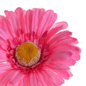 Primo piano di una gerbera artificiale rosa, ideale come decorazione.