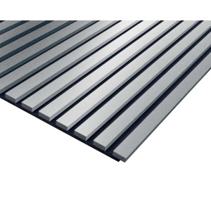 Pannelli fonoassorbenti t.b.t. grigi con struttura a lamelle.