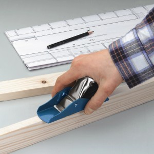 Pialla in metallo LUX 135 mm Classic in azione su una tavola di legno, utensile per la lavorazione del legno.