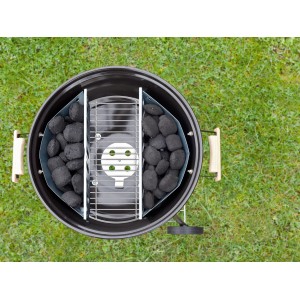 Cesto carbone Jamestown 2 pezzi in un grill a sfera, riempito con carbone. Accessori per barbecue per cottura indiretta.