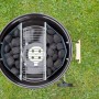 Cesto carbone Jamestown 2 pezzi in un grill a sfera, riempito con carbone. Accessori per barbecue per cottura indiretta.