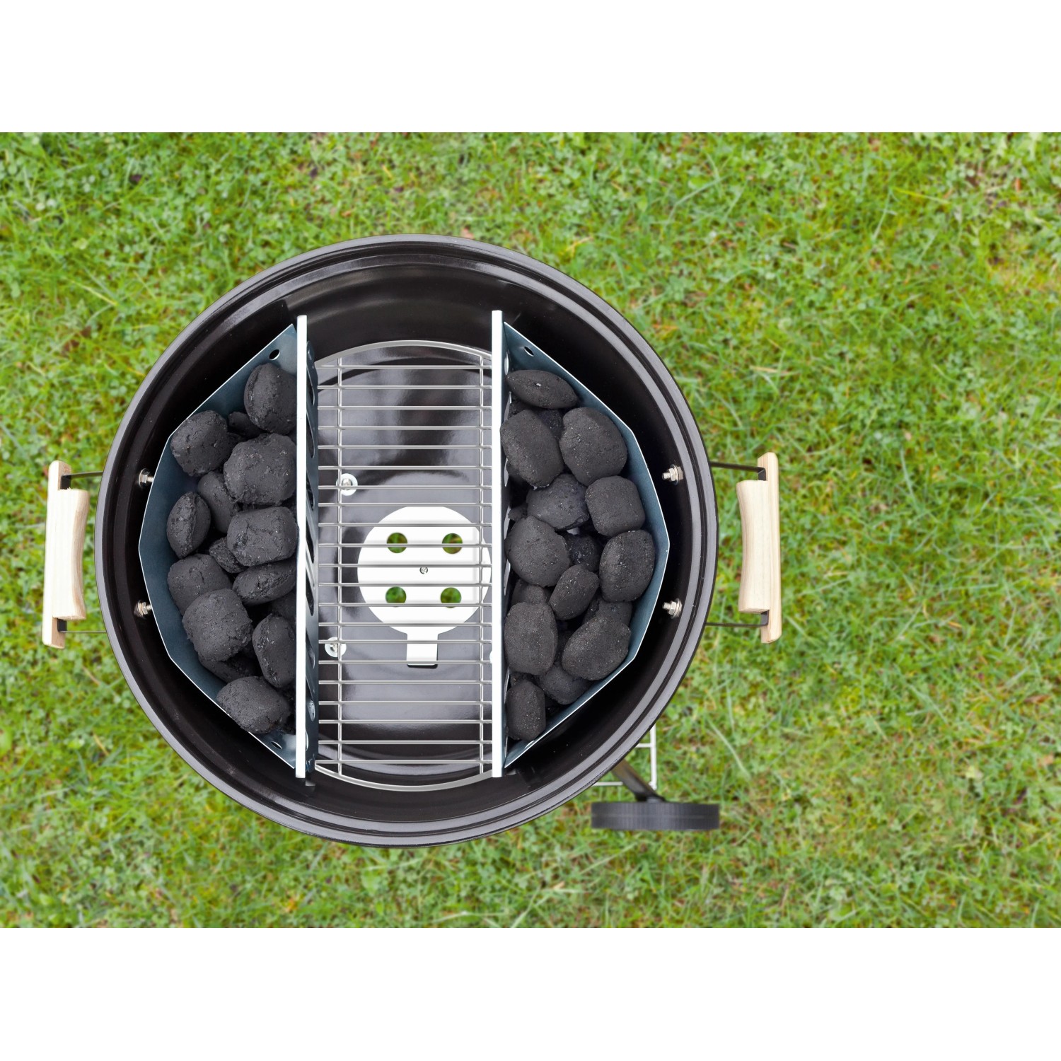 Cesto carbone Jamestown 2 pezzi in un grill a sfera, riempito con carbone. Accessori per barbecue per cottura indiretta.