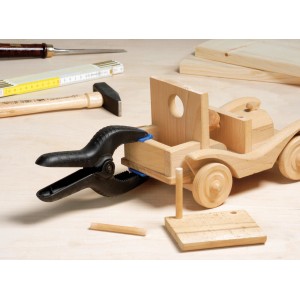 Morsetto per colla LUX in uso su un'auto giocattolo di legno, set da 4 pezzi. Strumento di serraggio.