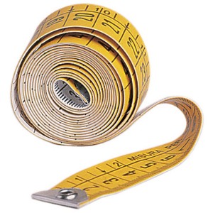 Metro a nastro giallo, strumento di misura arrotolato con scala ben leggibile.