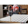 Trapano avvitatore a percussione Black+Decker BCD003 durante la foratura di una piastra.