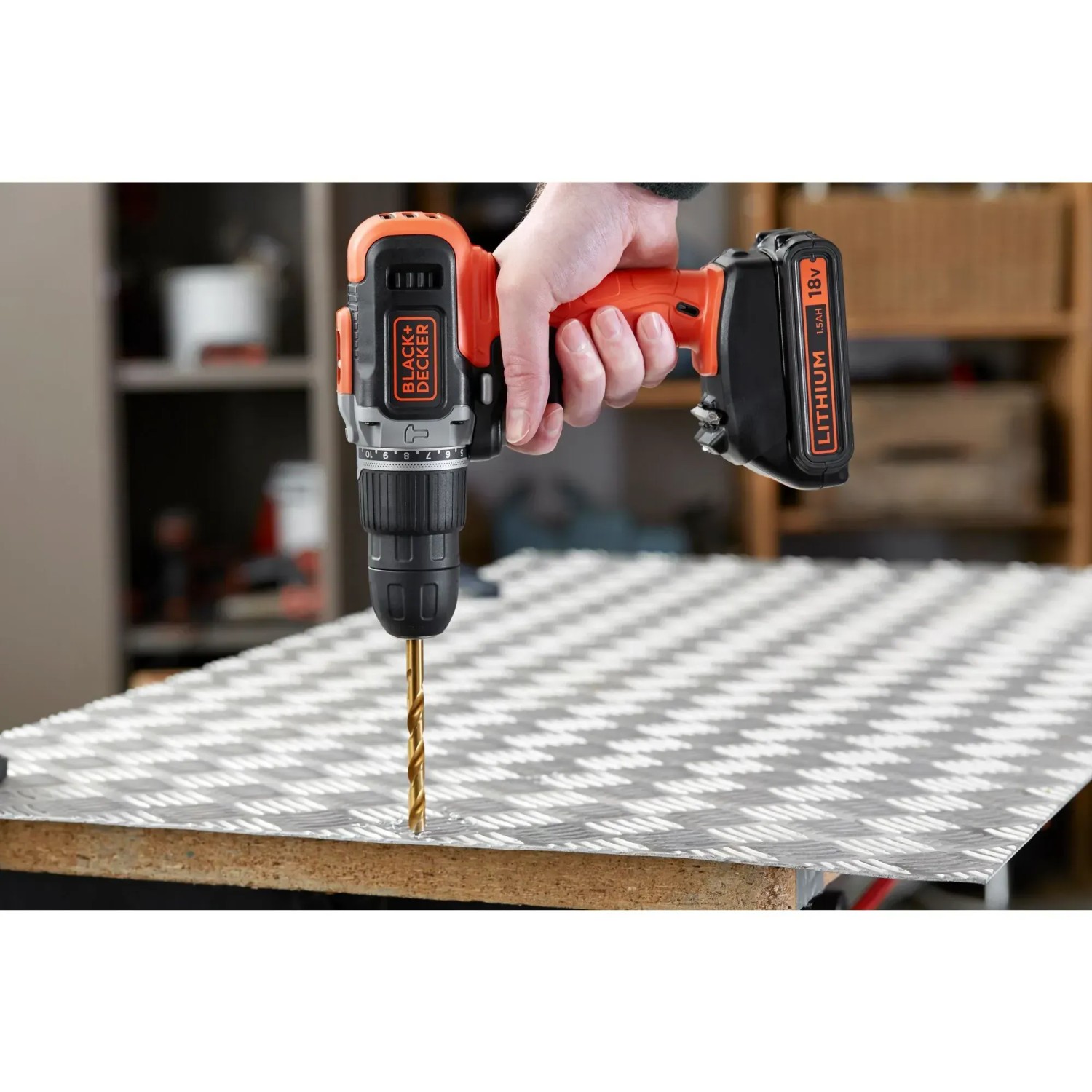 Trapano avvitatore a percussione Black+Decker BCD003 durante la foratura di una piastra.