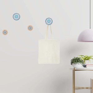 Appendiabiti a muro t.b.t. con borsa in tessuto, ganci rotondi con motivo blu e marrone.