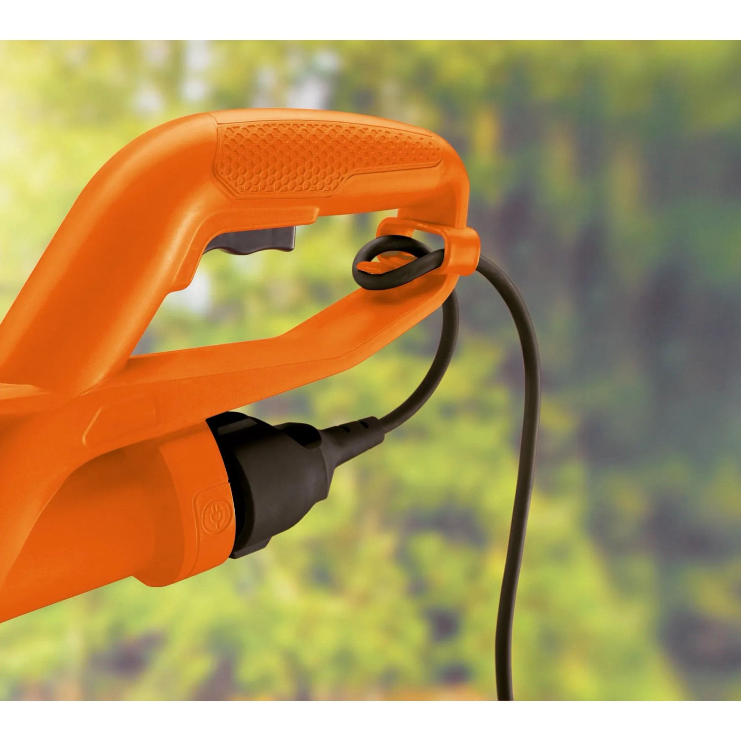 Dettaglio: Tagliabordi elettrico Black+Decker GL250, arancione, con cavo e manico.