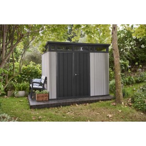 Casetta da giardino moderna in plastica con doppia porta e lucernario in giardino.