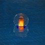 Luce LED galleggiante in piscina, crea un'illuminazione suggestiva.