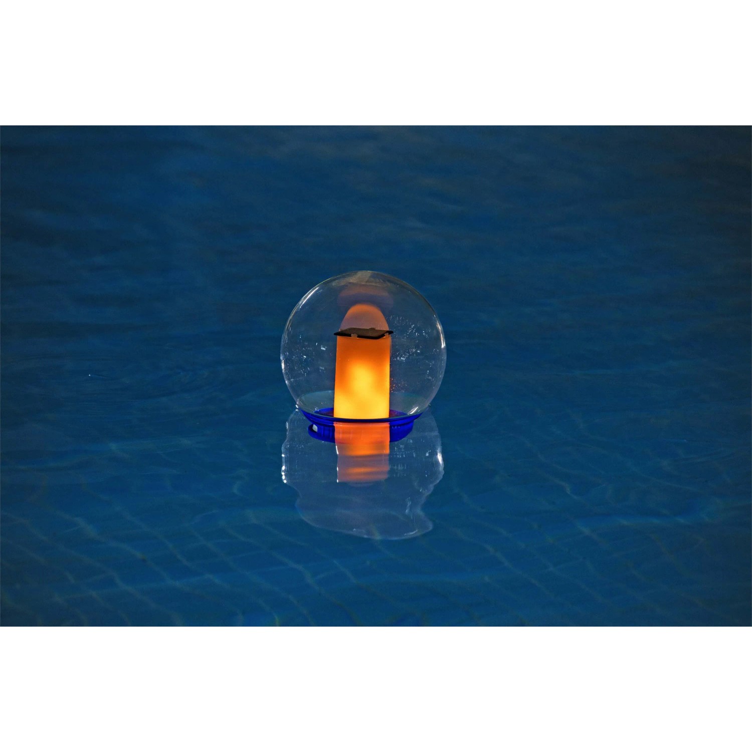 Luce LED galleggiante in piscina, crea un'illuminazione suggestiva.