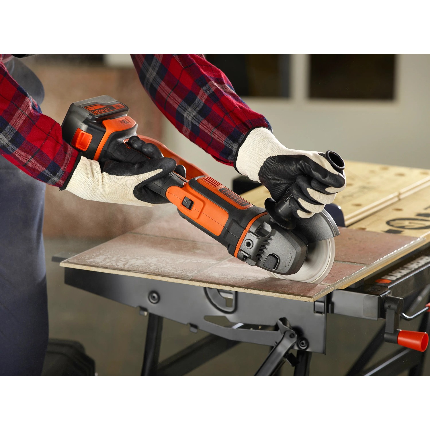 Smerigliatrice angolare a batteria Black+Decker 18V che leviga piastrelle. Incl. impugnatura supplementare.