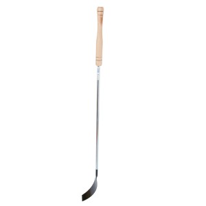 Utensile per barbecue con manico in legno e punta in metallo curva.
