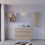 Set bagno moderno con mobile lavabo, specchio e mensole in legno.
