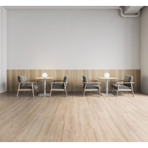 Laminato Kaindl Poseidon Hawai Oak (7mm), resistente all'acqua, effetto legno chiaro nella stanza.
