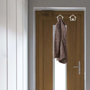 Ganci da porta a forma di casetta con giacca. Appendiabiti pratico per giacche e altro.