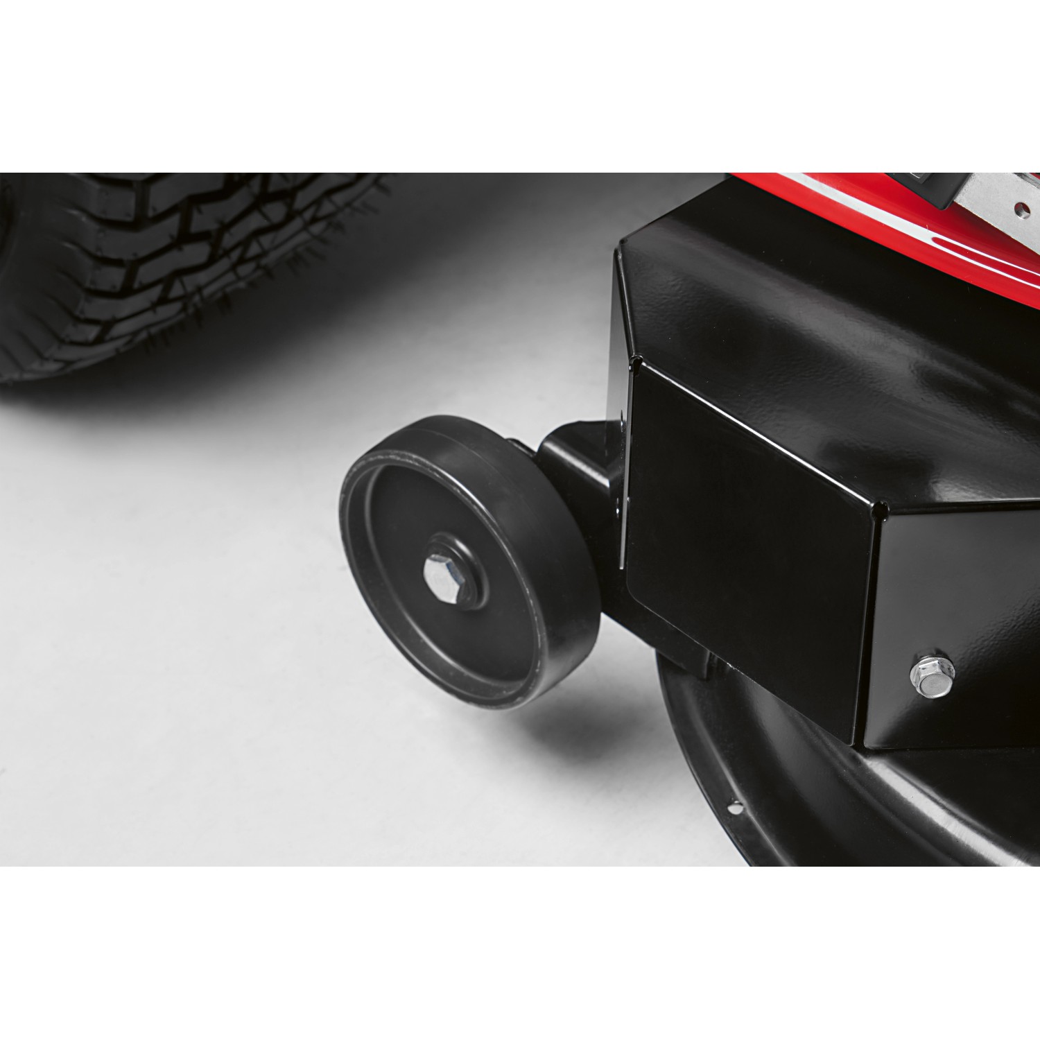 Dettaglio: Ruota e alloggiamento del trattorino tagliaerba Troy-Bilt Horse 105T-R.
