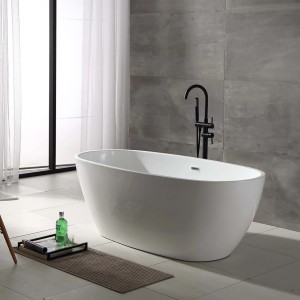 Vasca freestanding ovale (t.b.t.) bianca con rubinetteria nera in bagno moderno.