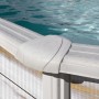 Dettaglio Gre Pool Finlandia Oval Nordic White: Copertura piscina bianca e bordo piscina effetto legno.