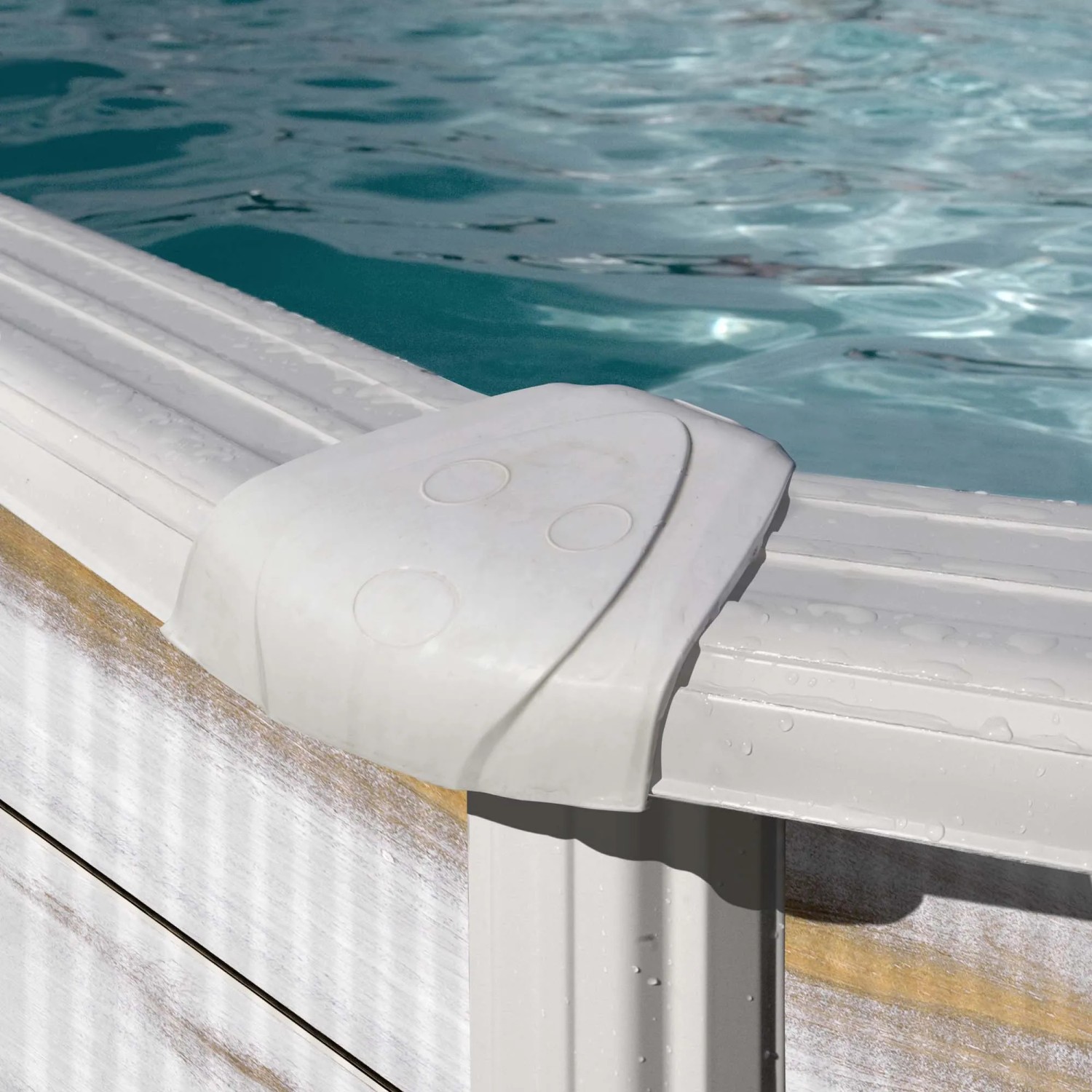 Dettaglio Gre Pool Finlandia Oval Nordic White: Copertura piscina bianca e bordo piscina effetto legno.
