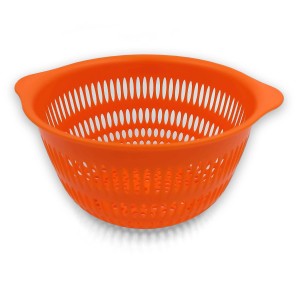 Scolapasta da cucina arancione con manici per l'organizzazione della cucina.