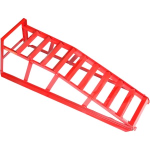 Rampa rossa per auto per riparazione e manutenzione.