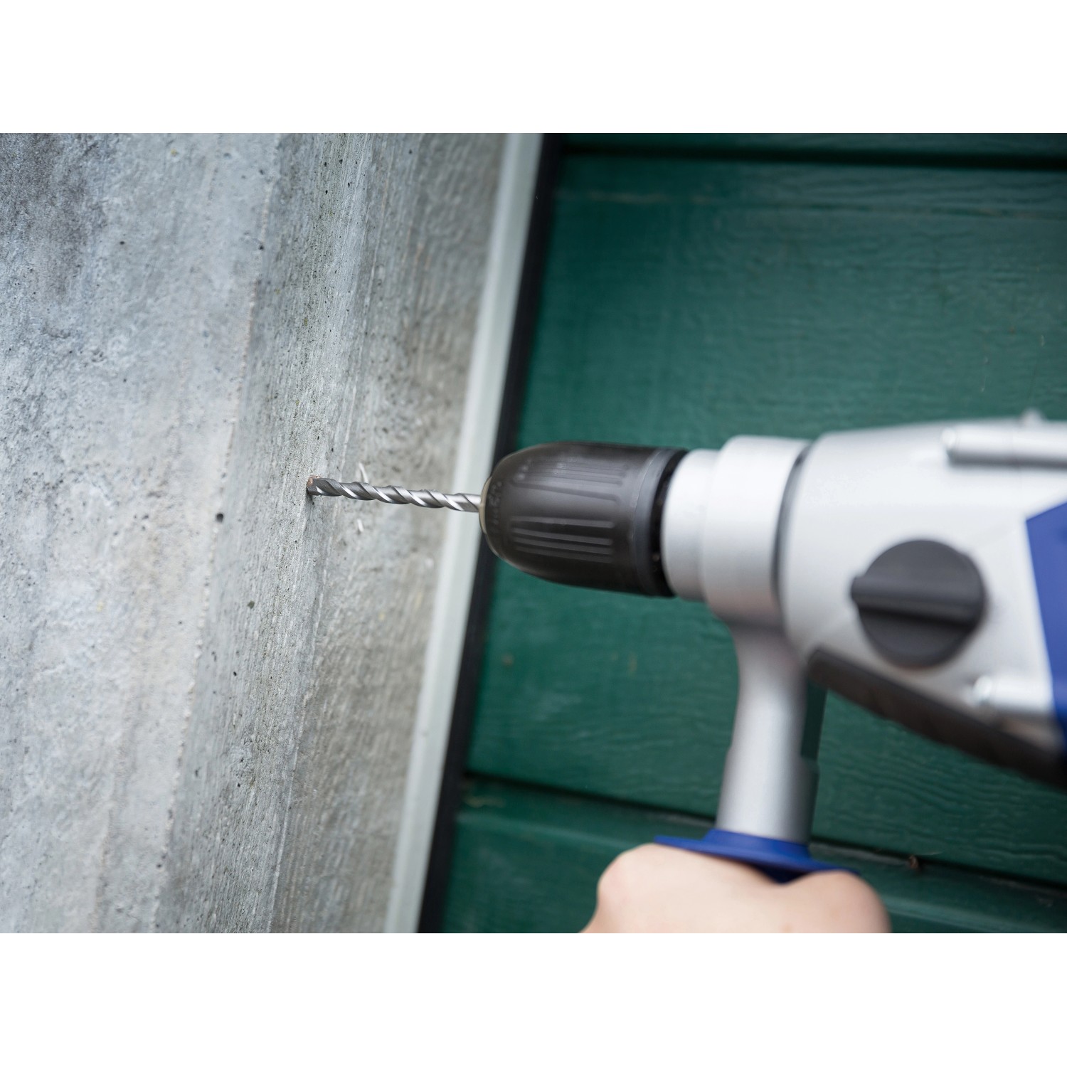 Punta per cemento Ø 10 mm fora parete in cemento con trapano a percussione.