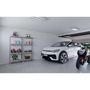 Due scaffali t.b.t. grigi in un garage con auto e moto.