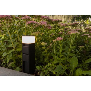 Distributore di corrente Lutec LED Mains nero con luce e prese in giardino.