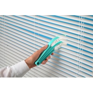 Leifheit Jalousetta pulisci-persiane in uso: Pulisce persiane bianche con rivestimento in microfibra.
