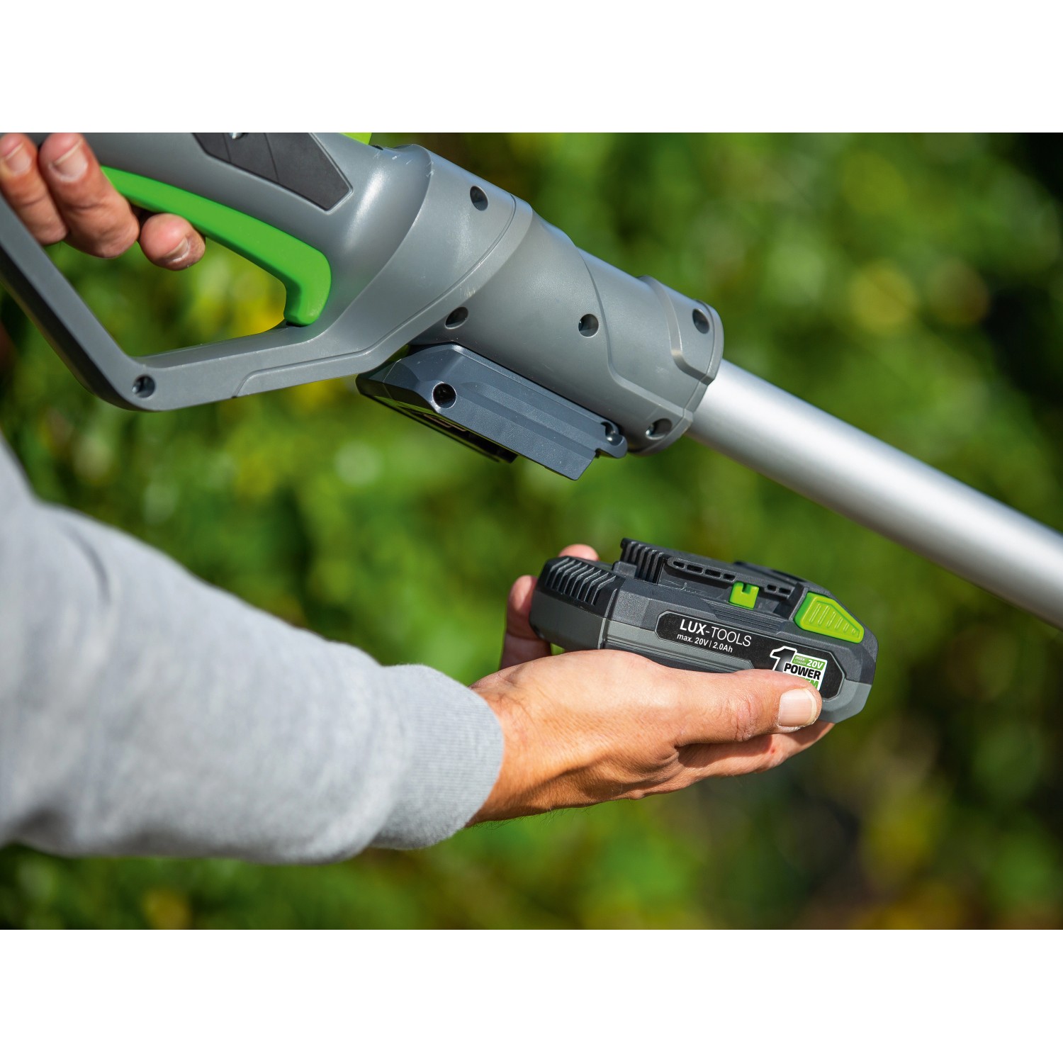 Tagliasiepi telescopica a batteria LUX con batteria 1 PowerSystem inserita.