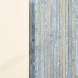 Dettaglio di un tappeto da cucina t.b.t. con texture legno e bordo beige.