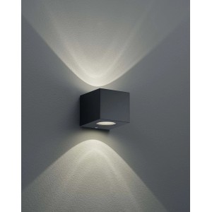 Moderna applique LED nera con effetto luce sulla parete.