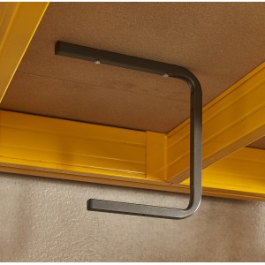 Gancio a muro grigio sotto ripiano giallo. Ideale per lo stoccaggio.