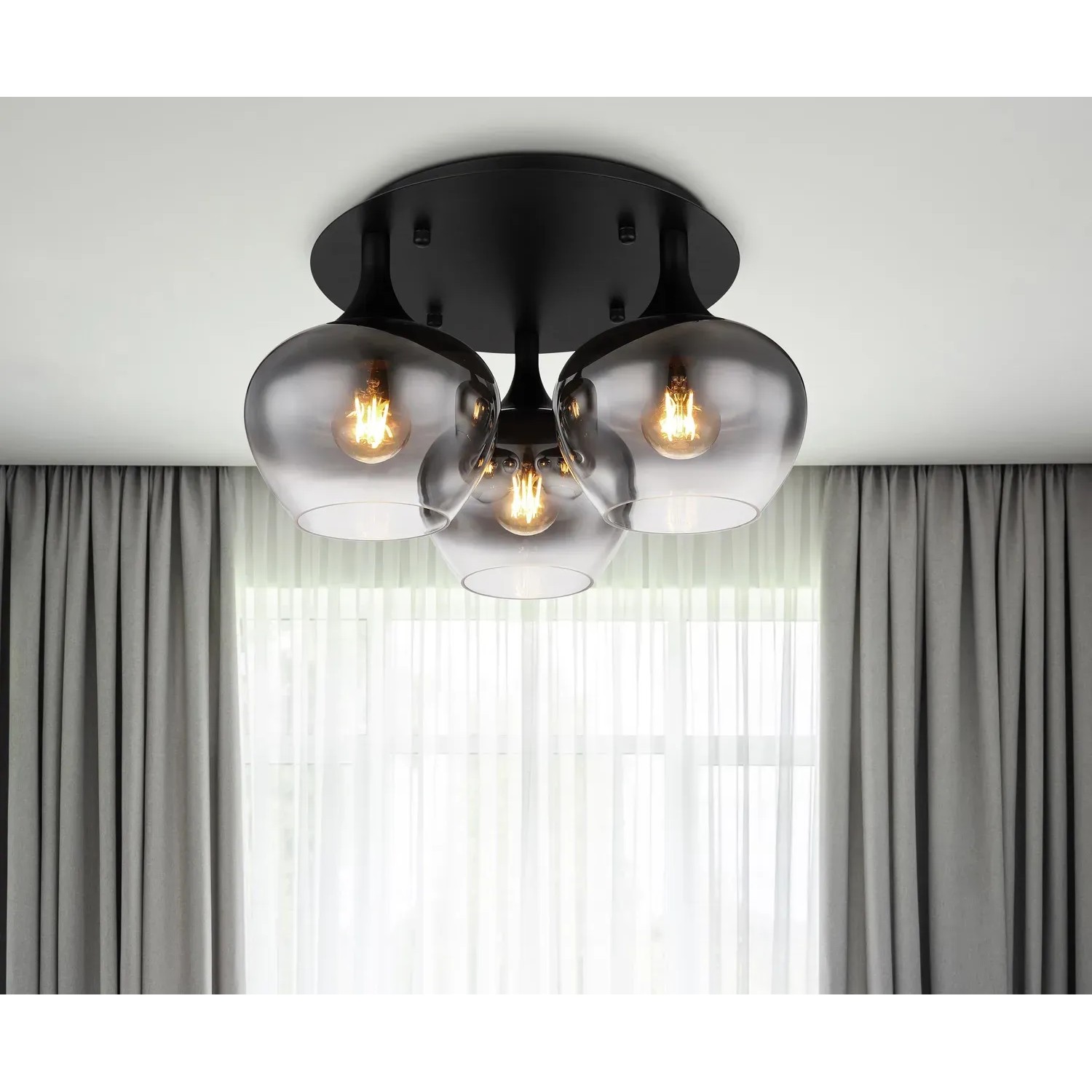 Plafoniera Globo Maxy nera con 3 paralumi in vetro fumé, Ø 45 cm.