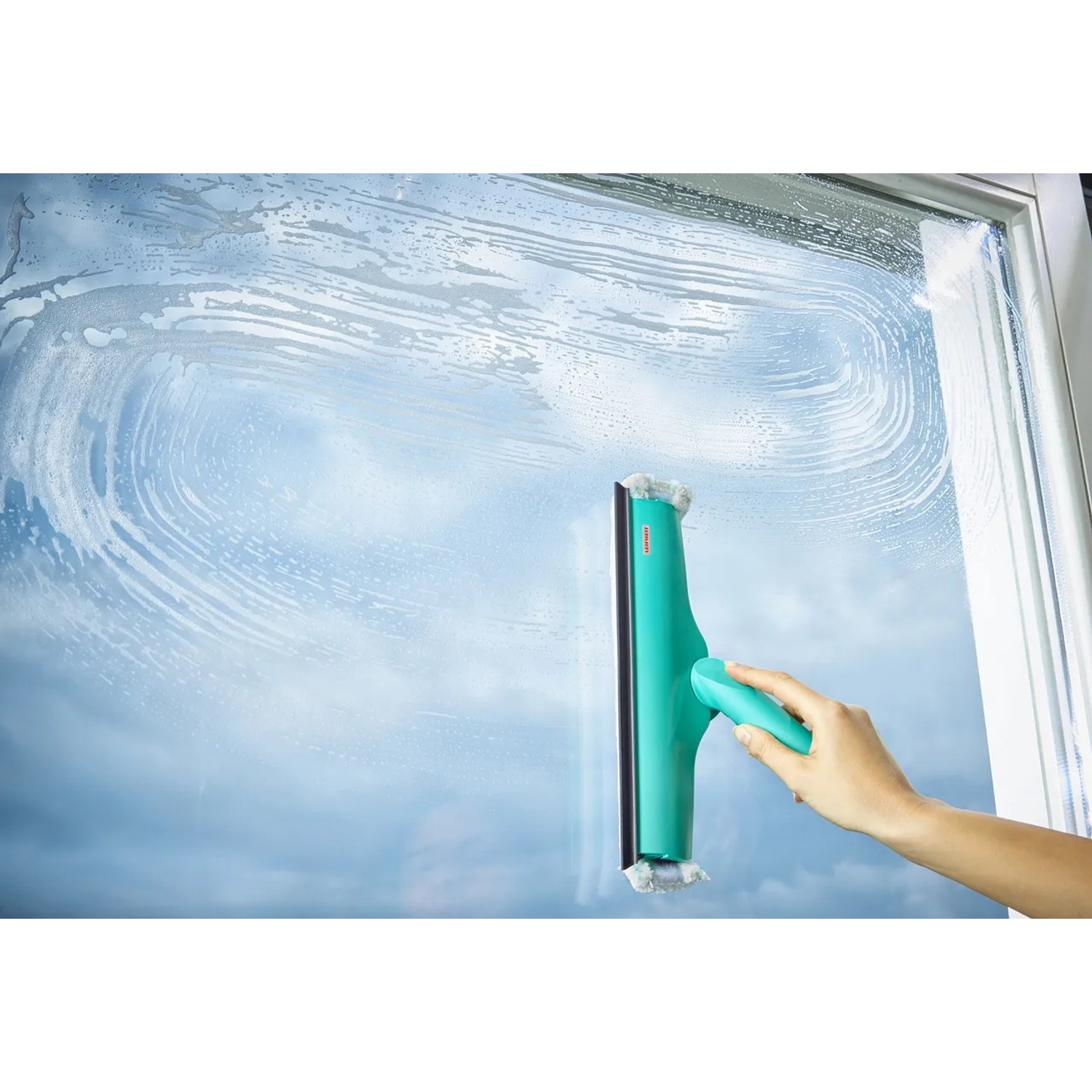 Leifheit Window & Frame Cleaner L tergivetro con manico telescopico che pulisce una finestra.