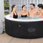 Bestway Lay-Z-Spa Miami AirJet vasca idromassaggio gonfiabile, Ø 180cm, con 4 persone in giardino.