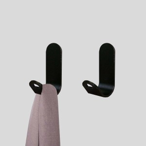 Due appendiabiti neri t.b.t., uno con un panno.