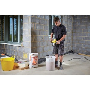 Miscelatore Stanley FatMax FME190 in uso per miscelare malta all'interno.