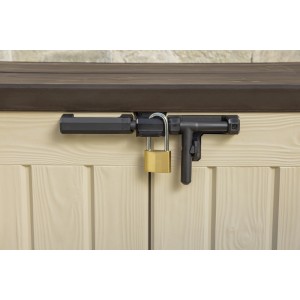 Dettaglio di una box universale con serratura. Sicura e pratica per giardino e terrazzo.