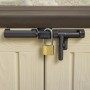 Dettaglio di una box universale con serratura. Sicura e pratica per giardino e terrazzo.