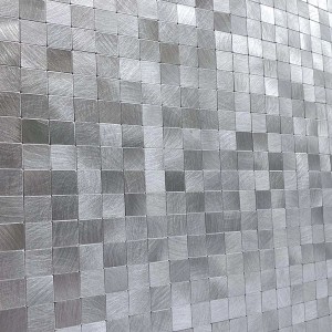 Mosaico t.b.t. color argento con elementi quadrati per design parete.