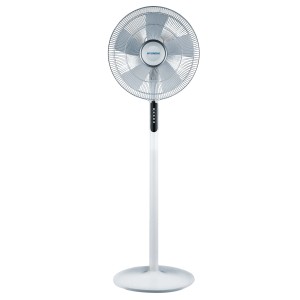 Ventilatore a piantana bianco con rotore argentato e comandi.