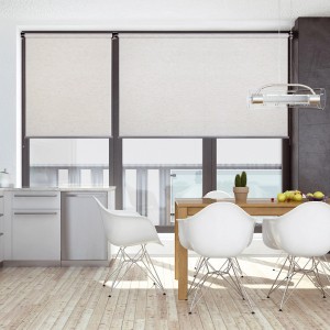 Tende a rullo t.b.t. chiare in sala da pranzo moderna con tavolo in legno e sedie bianche.