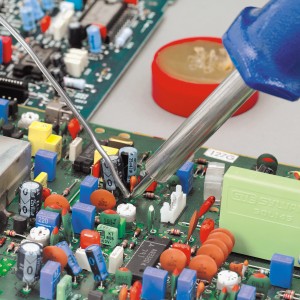 Set saldatore LUX 30 W durante la saldatura su un circuito stampato con componenti elettronici.