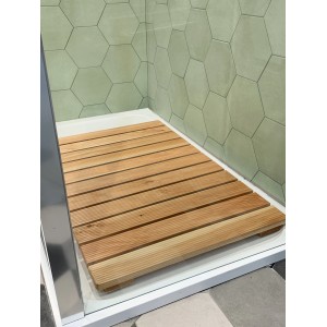 Tappetino doccia in legno nella zona doccia. Accessorio per docce.