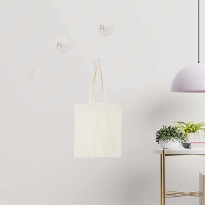 t.b.t. borsa di stoffa appesa a ganci a muro nella stanza.