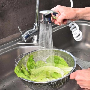 Doccetta da cucina t.b.t. mentre lava l'insalata nel lavello.