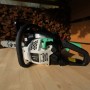 Motosega t.b.t., bianca/nera, su tavolo di legno. Ideale per il giardinaggio.